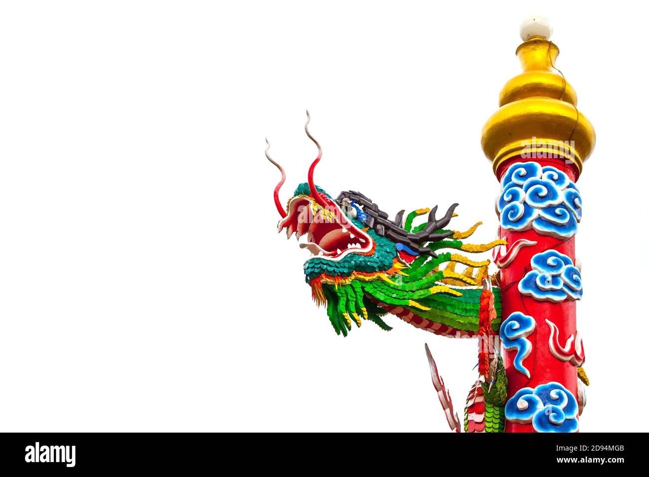 Chinese Dragon avvolto intorno al palo rosso su sfondo bianco Foto Stock