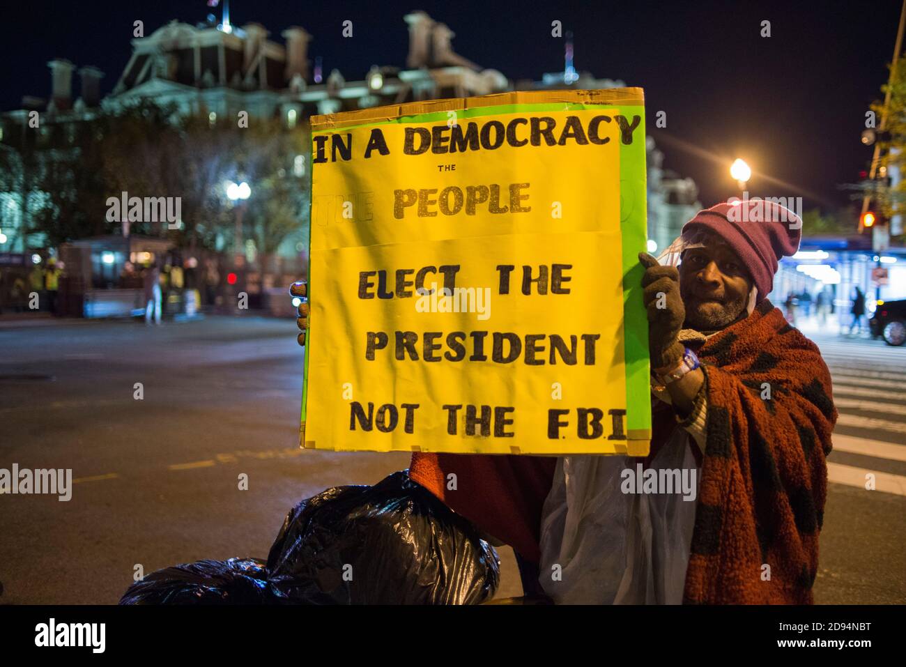 Washington DC USA. 2 novembre 2020. Anziano, senza tetto, l'uomo nero, ha un segno che dice 'in una democrazia il popolo elegge il presidente non l'FBI'. La notte prima delle elezioni 2020.. Washington DC, Stati Uniti. Yuriy Zahvoyskyy / Alamy Live News. Foto Stock