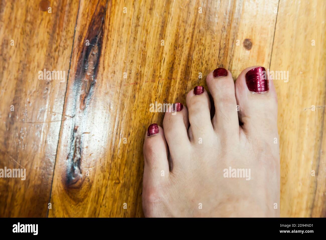 donne piedi dopo pedicure con sfondo rosso unghie Foto Stock
