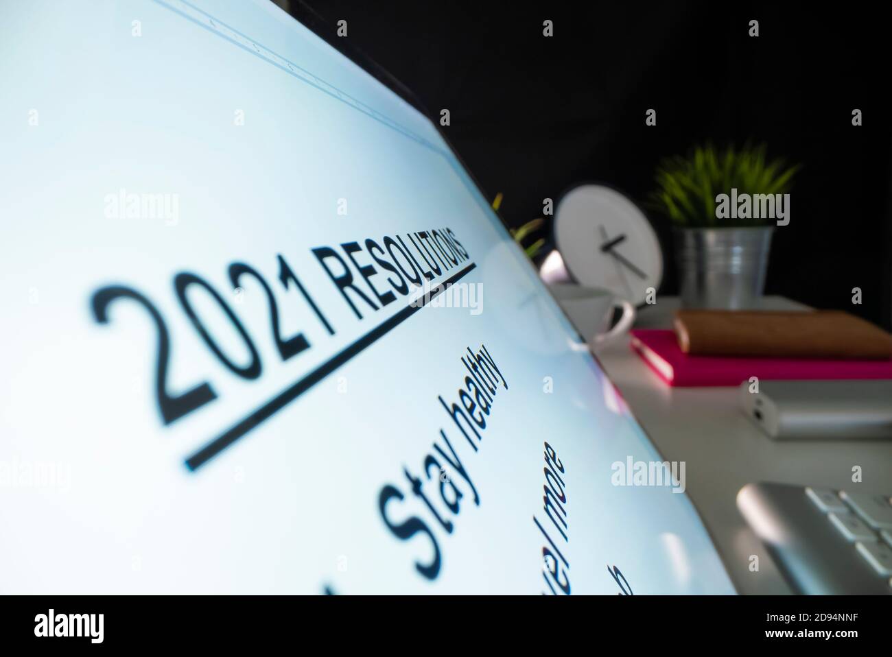 Scrittura di 2021 risoluzioni su un computer Foto Stock