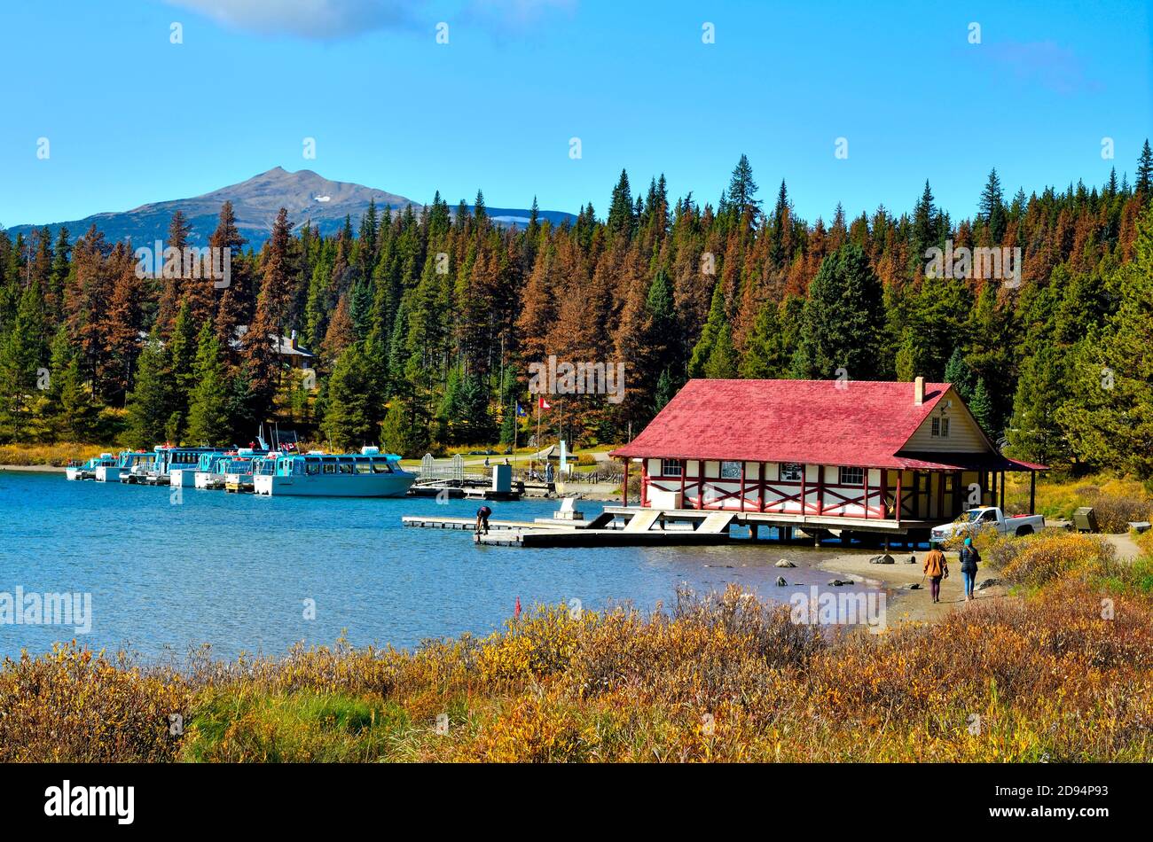 Un'immagine paesaggistica della casa galleggiante del Lago Maligne e delle barche ormeggiate al molo nel Parco Nazionale di Jasper in Alberta Canada. Foto Stock