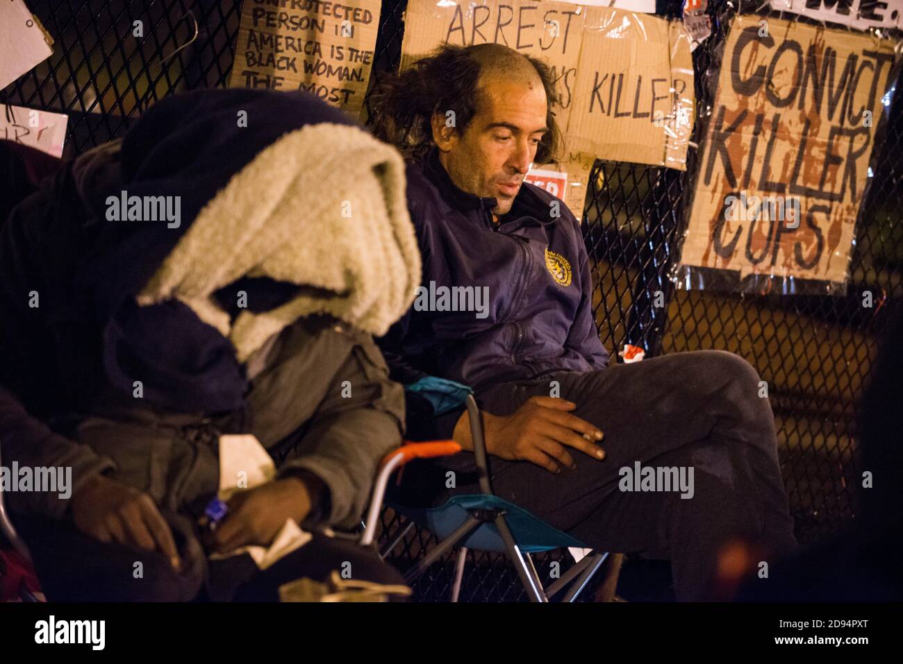 Washington, DC, USA, 2 novembre 2020. Il sostenitore di Trump di fronte alla Casa Bianca, con dietro di lui dei cartelli anti Trump, nel Campidoglio della Nazione. Credit: Yuriy Zahvoyskyy / Alamy Live News. Foto Stock