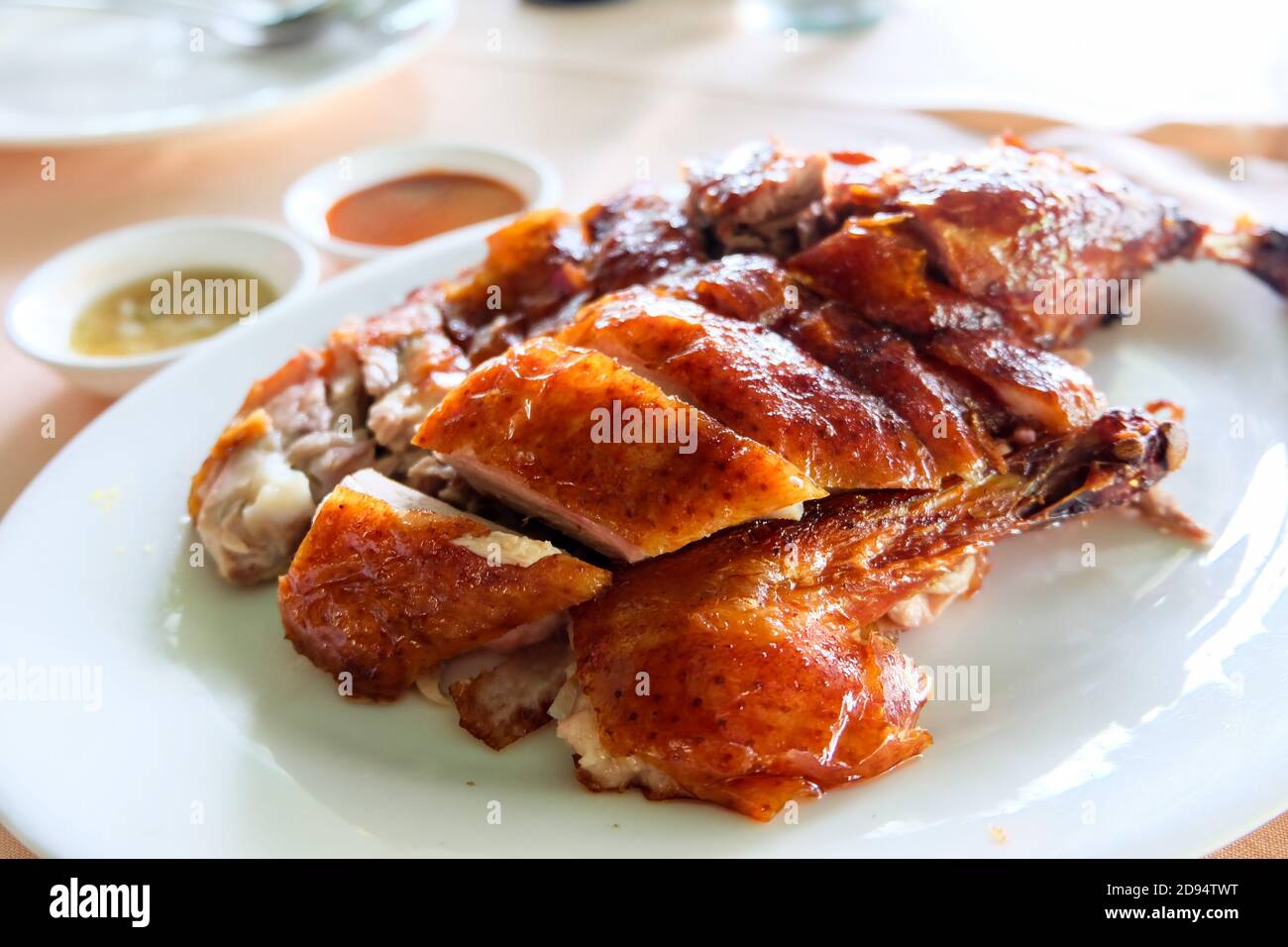 L'anatra arrosto e la pelle croccante sono succose. Foto Stock