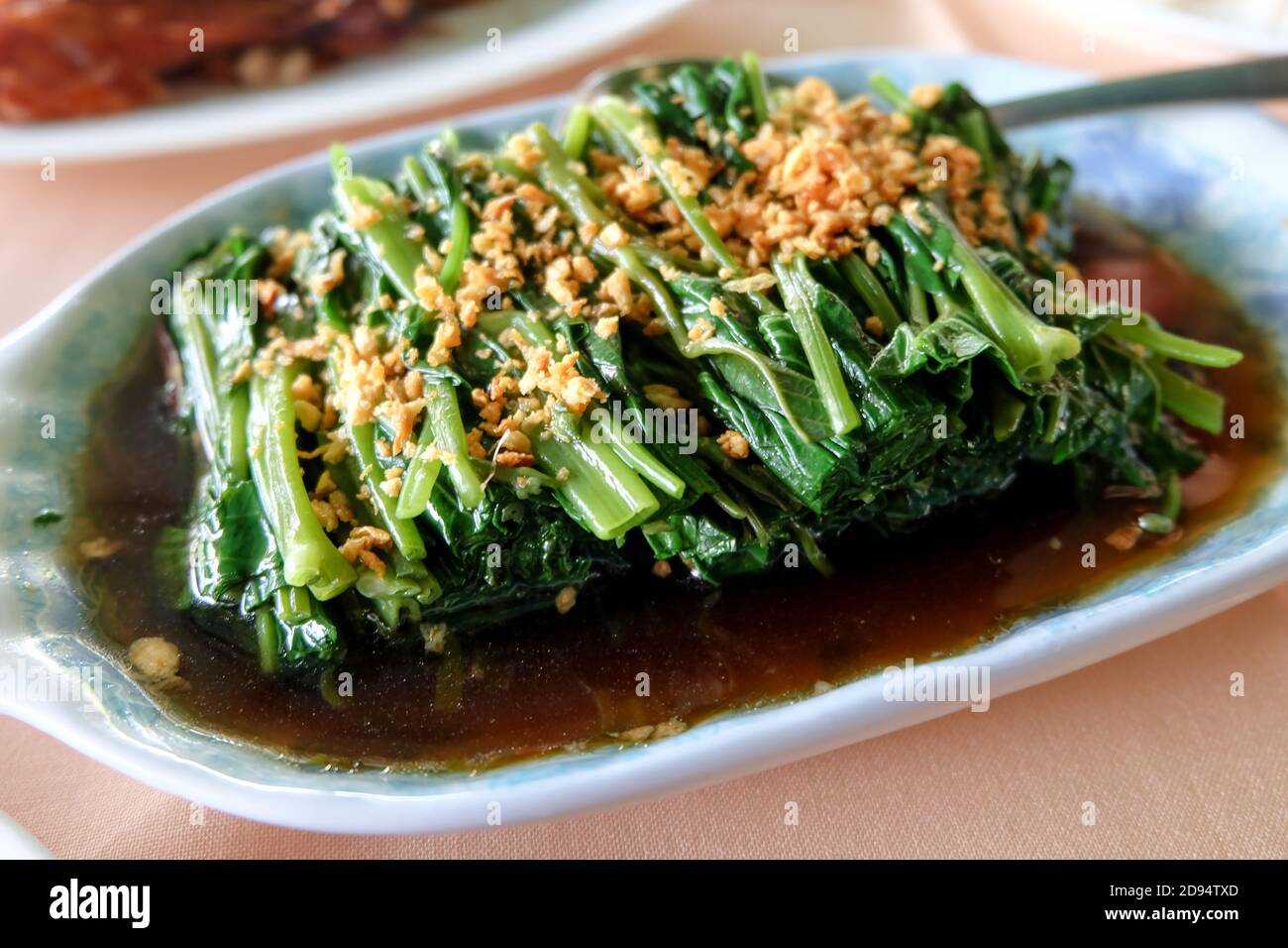 Mescolare la gloria fritta mattina, cosparsa di aglio fritto croccante in stile myanmar. Foto Stock