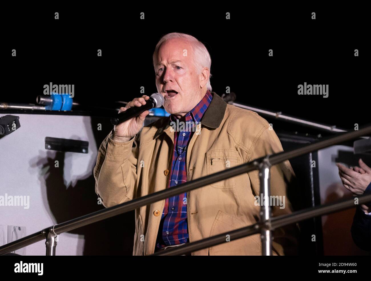 Dripping Springs, Texas, Stati Uniti. 2 Novembre 2020. Il senatore repubblicano John Cornyn parla ai sostenitori di un ranch di Dripping Springs, Texas, dove conclude la sua campagna per un quarto mandato al Senato degli Stati Uniti. Cornyn sta combattendo una sfida dal democratico MJ Hegar, un veterano decorato dell'esercito e un novizio politico. Credit: Bob Daemmrich/Alamy Live News Foto Stock