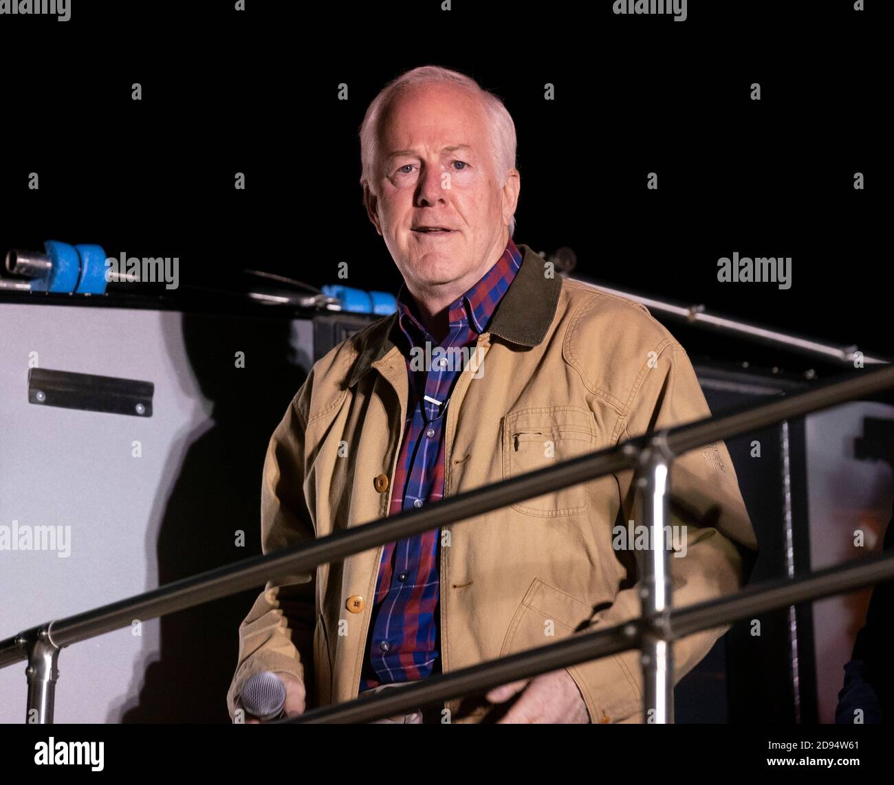 Dripping Springs, Texas, Stati Uniti. 2 Novembre 2020. Il senatore repubblicano John Cornyn parla ai sostenitori di un ranch di Dripping Springs, Texas, dove conclude la sua campagna per un quarto mandato al Senato degli Stati Uniti. Cornyn sta combattendo una sfida dal democratico MJ Hegar, un veterano decorato dell'esercito e un novizio politico. Credit: Bob Daemmrich/Alamy Live News Foto Stock
