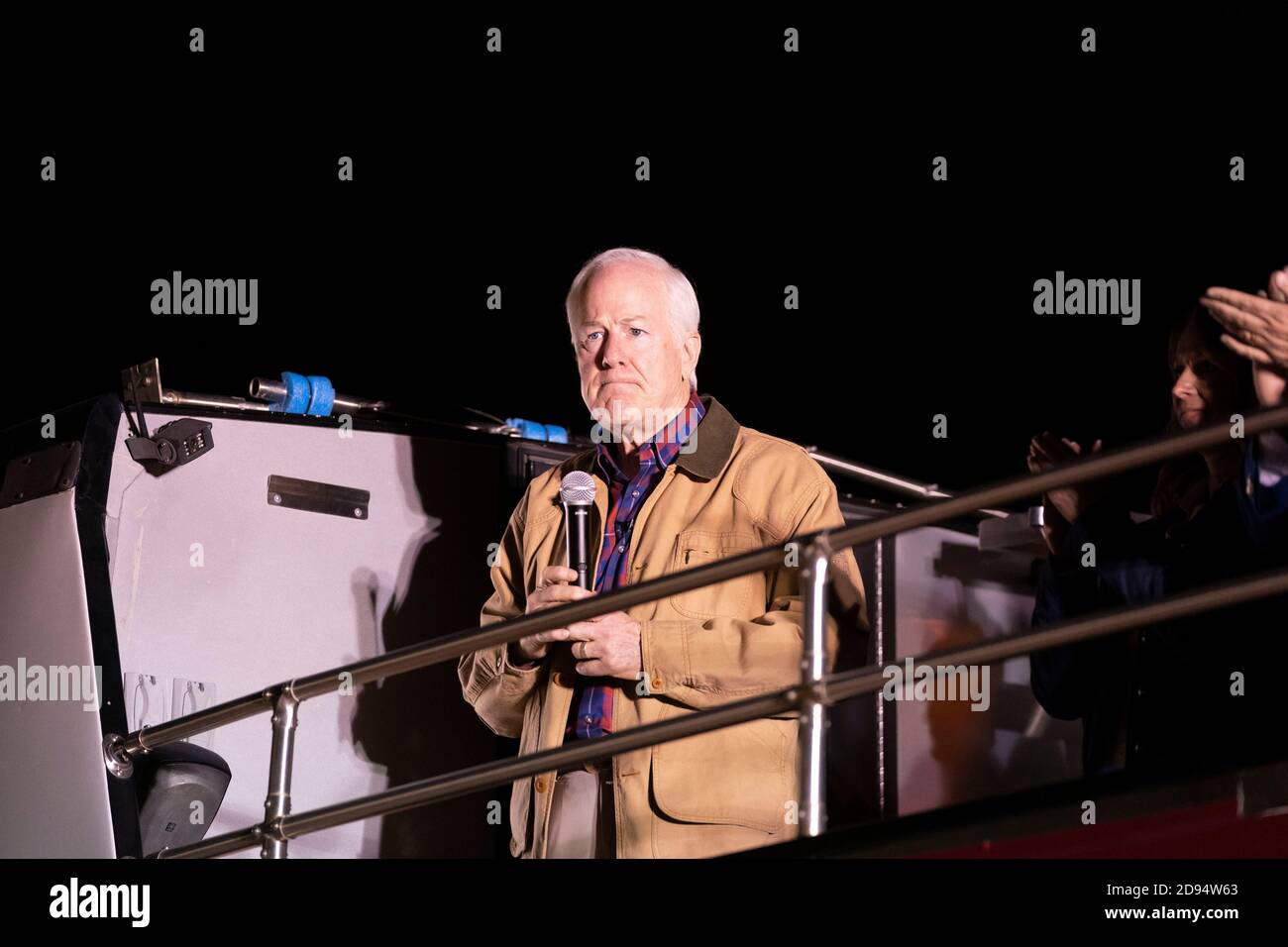 Dripping Springs, Texas, Stati Uniti. 2 Novembre 2020. Il senatore repubblicano John Cornyn parla ai sostenitori di un ranch di Dripping Springs, Texas, dove conclude la sua campagna per un quarto mandato al Senato degli Stati Uniti. Cornyn sta combattendo una sfida dal democratico MJ Hegar, un veterano decorato dell'esercito e un novizio politico. Credit: Bob Daemmrich/Alamy Live News Foto Stock