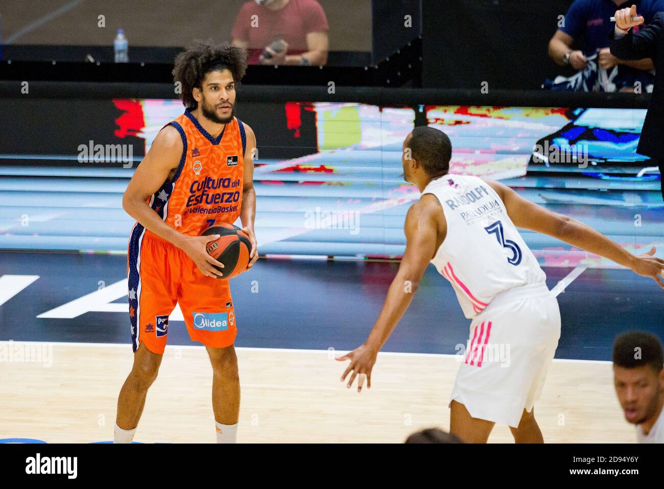 Anthony Randolph del Real Madrid e Louis Labeyrie di Valencia in azione durante la partita di basket spagnola (Liga Endesa) tra Valencia Basket e Real Madrid al Fuente San Luis Pavilion di Valencia, Spagna.Punteggio finale; Valencia Basket 78:86 Real Madrid. Foto Stock