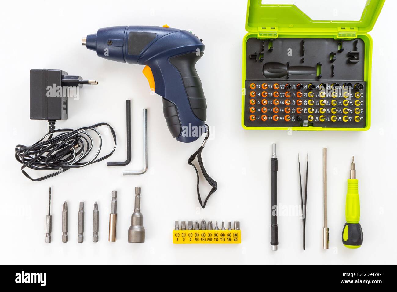 Vista dall'alto di un cacciavite elettrico a batteria con varie strutture strumenti sulla superficie bianca Foto Stock