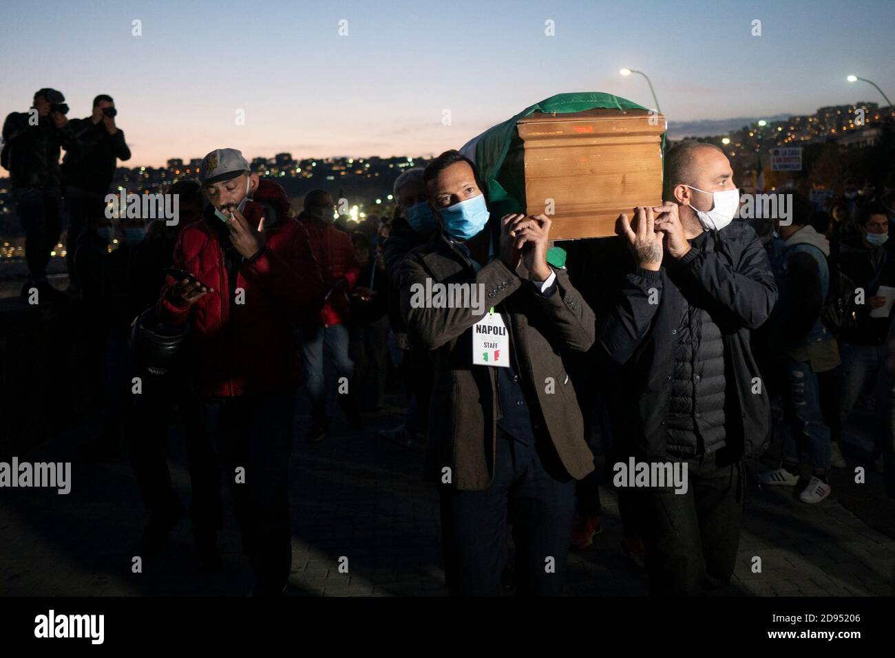 Napoli, Italia. 02 novembre 2020. I manifestanti che indossano la maschera facciale portano una bara che rappresenta la morte dell'economia italiana durante la dimostrazione.i lavoratori protestano contro le misure restrittive adottate dal governo a causa dell'aumento delle infezioni di Covid19 che li costringono a rimanere chiusi con uno scarso salvataggio economico. Credit: SOPA Images Limited/Alamy Live News Foto Stock