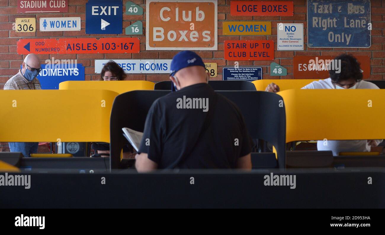 Inglewood, Stati Uniti. 03 Nov 2020. Gli elettori hanno fatto il loro voto al Dodger Stadium di Los Angeles, uno dei 768 centri di voto di persona aperti in tutta la contea di Los Angeles lunedì 2 novembre 2020. Il voto di persona è iniziato per la maggior parte delle contee della California lo scorso fine settimana, mentre i funzionari delle elezioni locali hanno aperto i posti di voto in anticipo per evitare la folla nel giorno delle elezioni. Foto di Jim Ruymen/UPI Credit: UPI/Alamy Live News Foto Stock