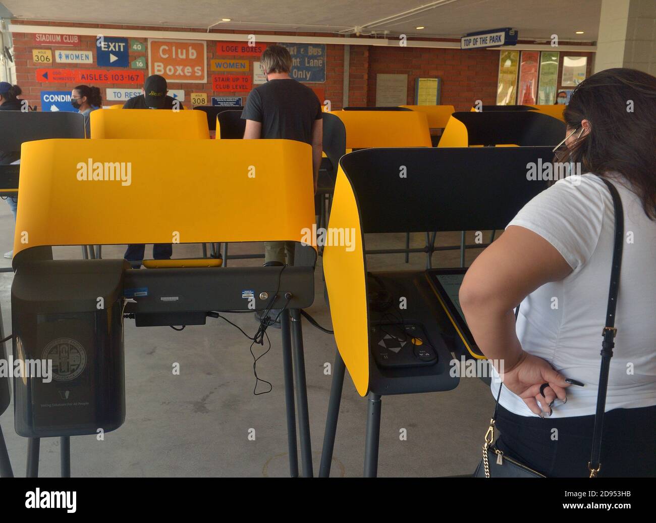 Inglewood, Stati Uniti. 03 Nov 2020. Gli elettori hanno fatto il loro voto al Dodger Stadium di Los Angeles, uno dei 768 centri di voto di persona aperti in tutta la contea di Los Angeles lunedì 2 novembre 2020. Il voto di persona è iniziato per la maggior parte delle contee della California lo scorso fine settimana, mentre i funzionari delle elezioni locali hanno aperto i posti di voto in anticipo per evitare la folla nel giorno delle elezioni. Foto di Jim Ruymen/UPI Credit: UPI/Alamy Live News Foto Stock