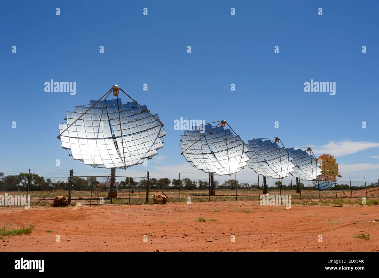 La Fattoria solare di Ergon Energy a Windorah utilizza cinque piatti solari concentrati, Queensland, QLD, Australia Foto Stock