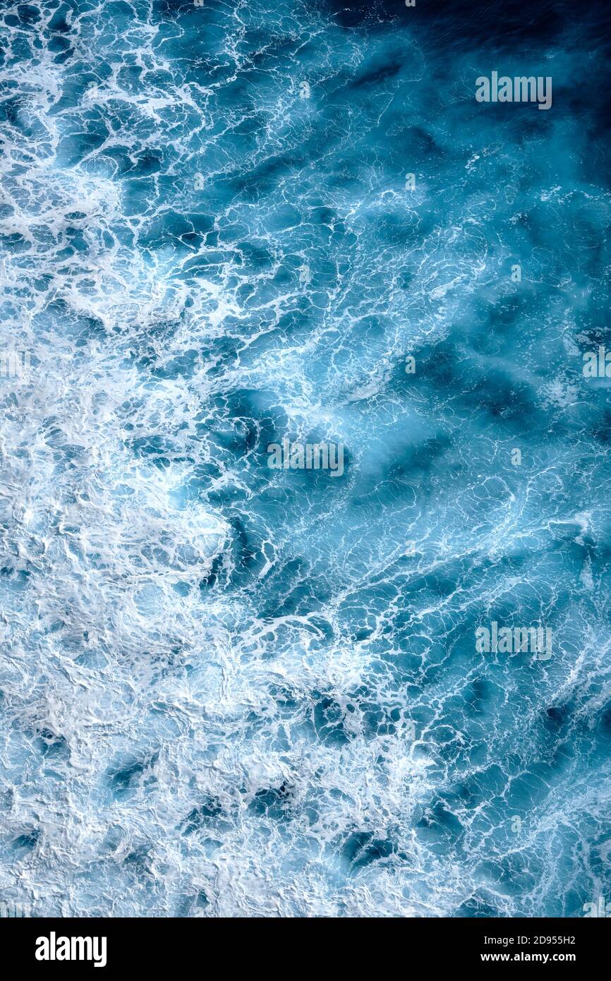Vista aerea sulle onde dell'oceano. Acqua di mare ondulata e pulita Foto Stock