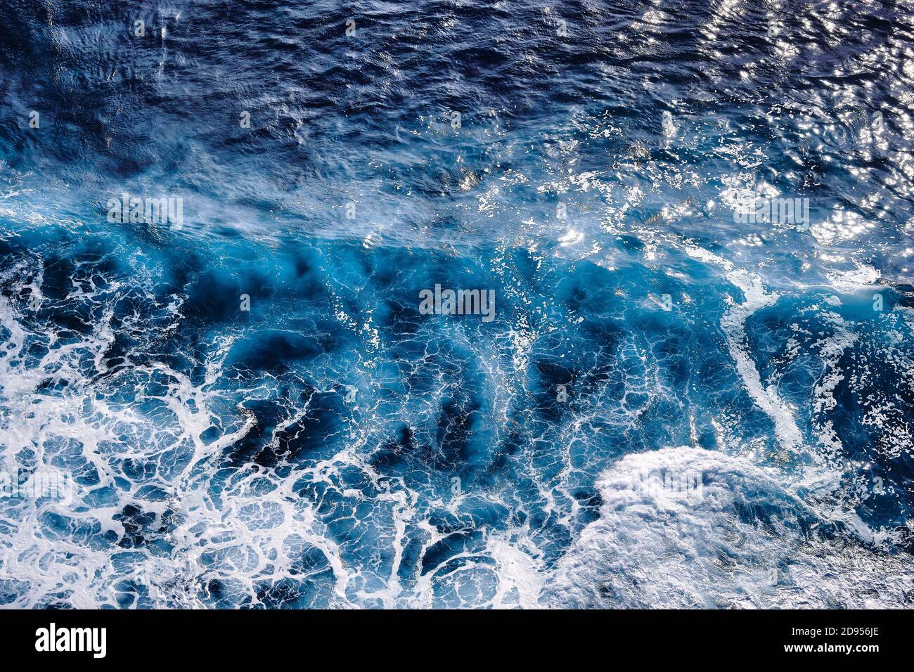 Vista aerea sulle onde dell'oceano. Acqua di mare ondulata e pulita Foto Stock