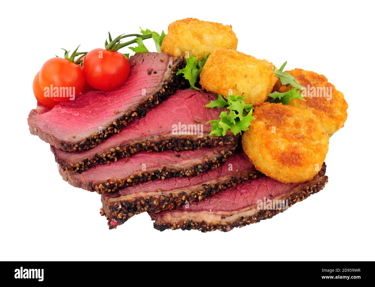 Pepe arrosto a fette e manzo coperto di sale con pomodori e patate arrosti isolati su sfondo bianco Foto Stock