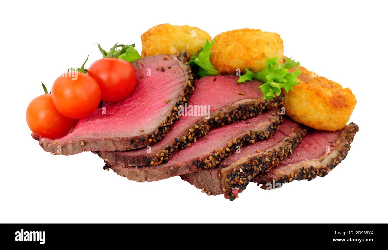 Pepe arrosto a fette e manzo coperto di sale con pomodori e patate arrosti isolati su sfondo bianco Foto Stock