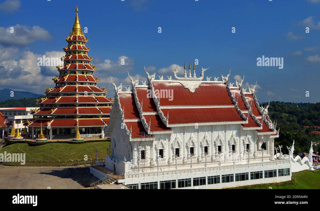 Chiang Rai, Thailandia - Vista di Wat Huai Pla Kang dalla Statua di Guan Yin Foto Stock