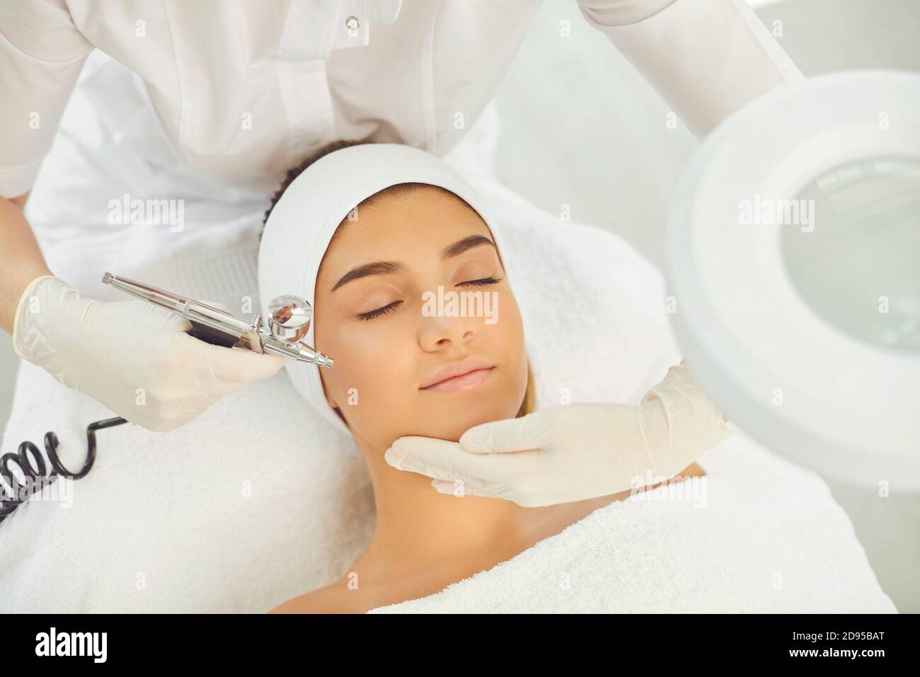 Donne faccia ottenere la procedura professionale di ossigenoterapia facciale con apparecchio speciale Foto Stock