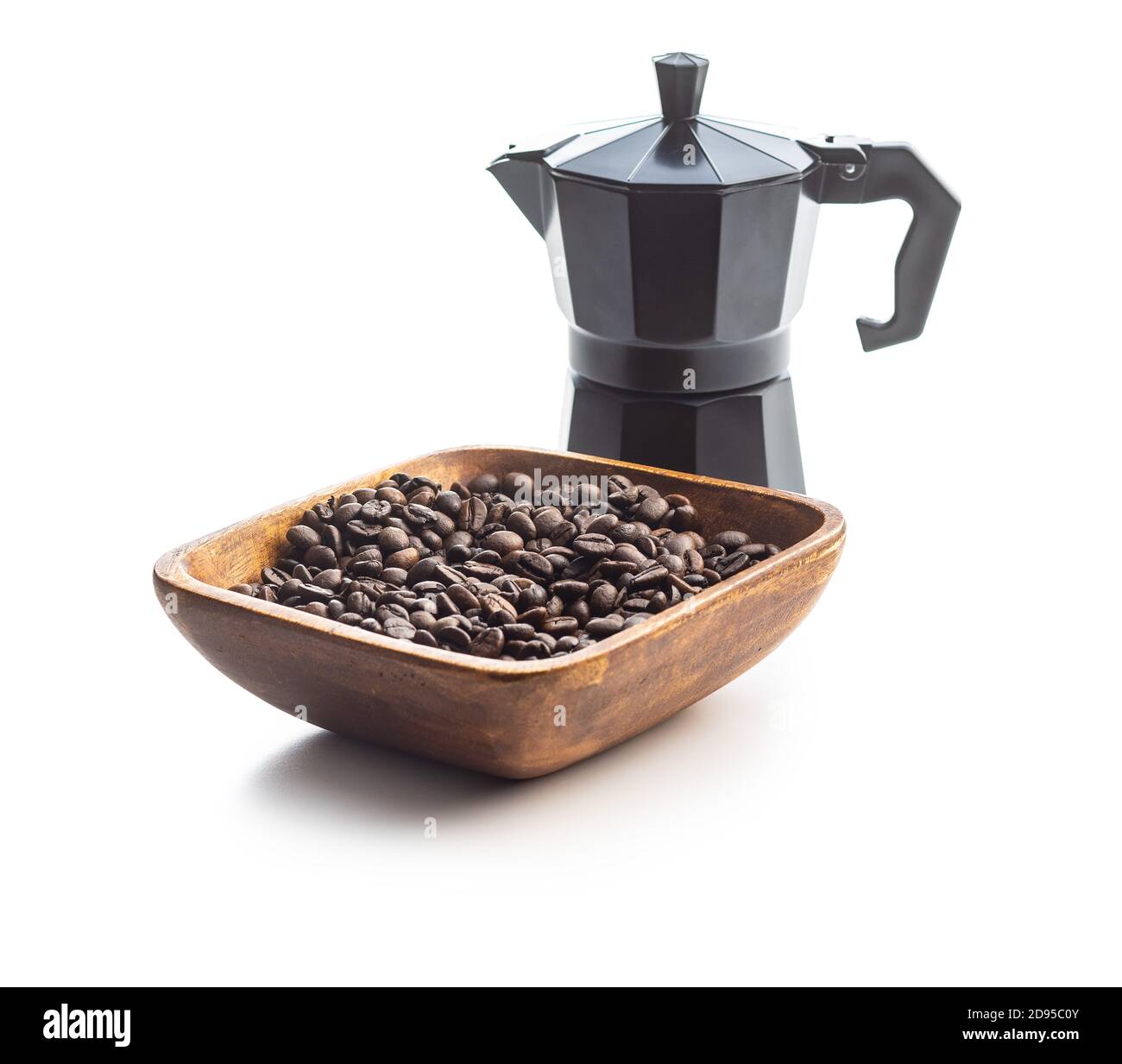 Caffè in grani e macchina per caffè bialetti. Vaso Moka isolato su sfondo bianco. Foto Stock