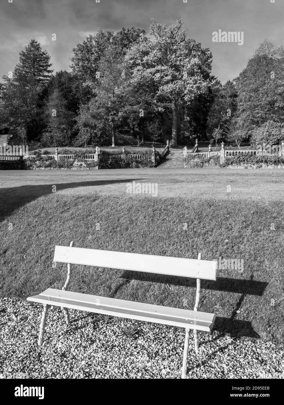 Paesaggio bianco e nero, Garden Bench, Englefield House Gardens, Berkshire, Inghilterra, Regno Unito, GB. Foto Stock