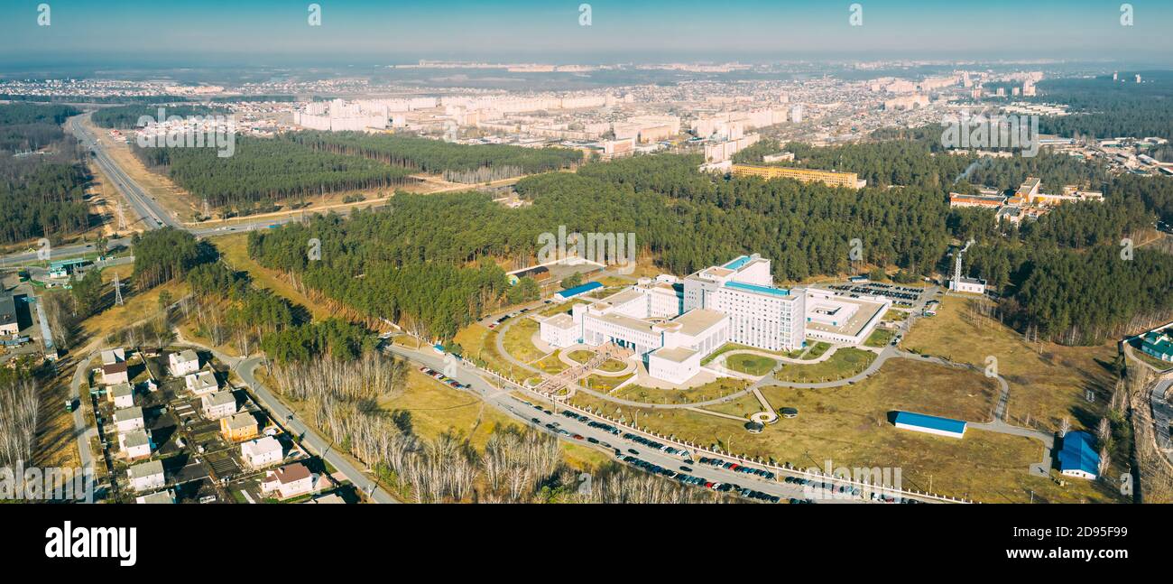 Gomel, Bielorussia. Vista aerea della costruzione del Centro Scientifico Repubblicano per la Medicina delle radiazioni e l'Ecologia umana in Primavera Sunny Day. Vista dall'alto. Drone Foto Stock
