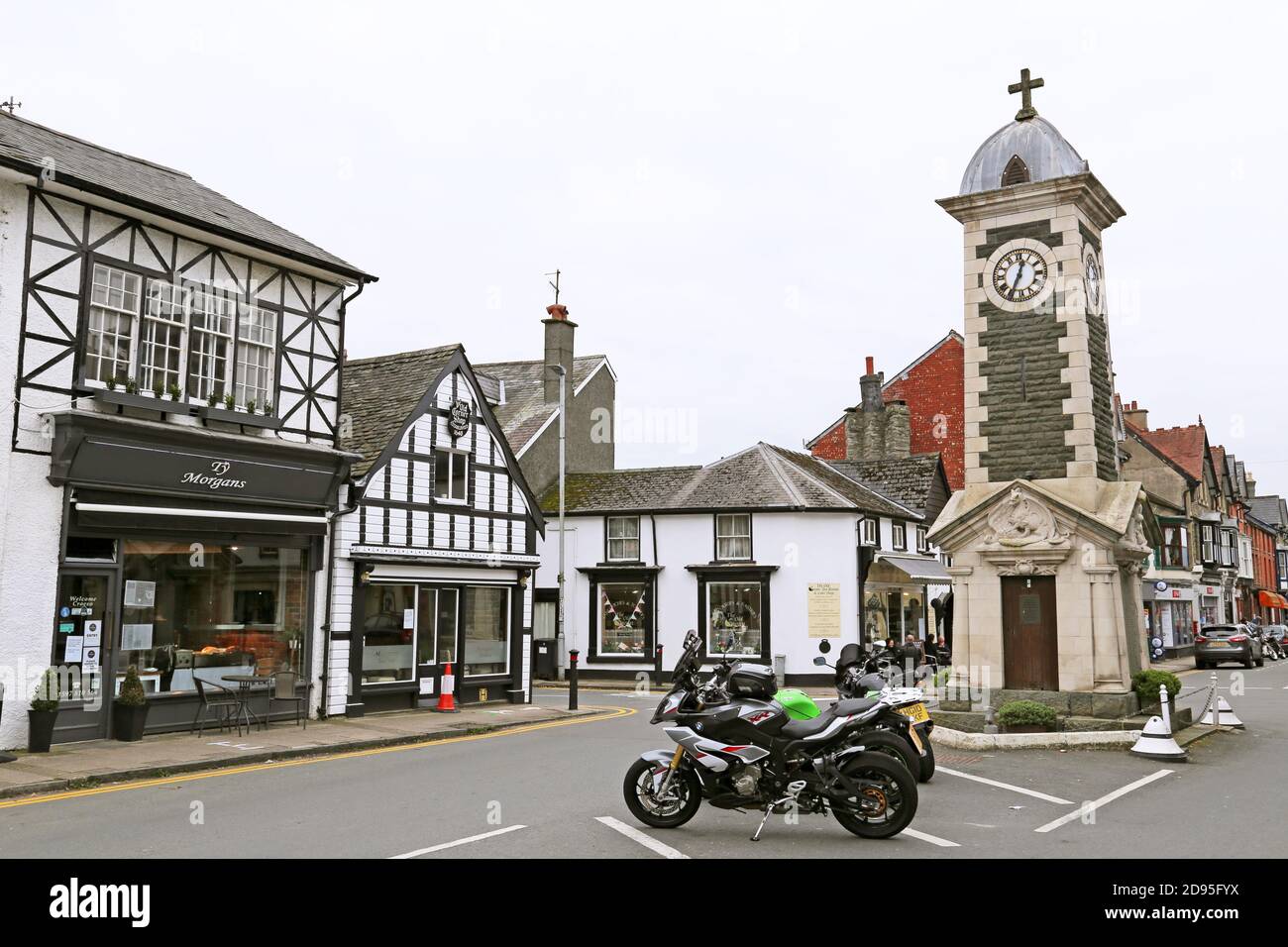 Centro città e War Memorial Clock Tower, East Street, Rhayader, Radnorshire, Powys, Galles, Gran Bretagna, Regno Unito, Regno Unito, Europa Foto Stock