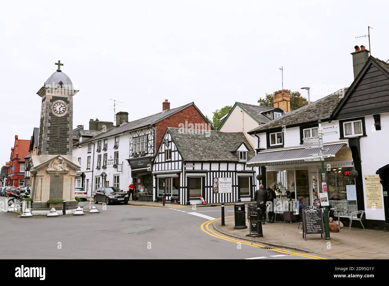 Centro città e War Memorial Clock Tower, East Street, Rhayader, Radnorshire, Powys, Galles, Gran Bretagna, Regno Unito, Regno Unito, Europa Foto Stock