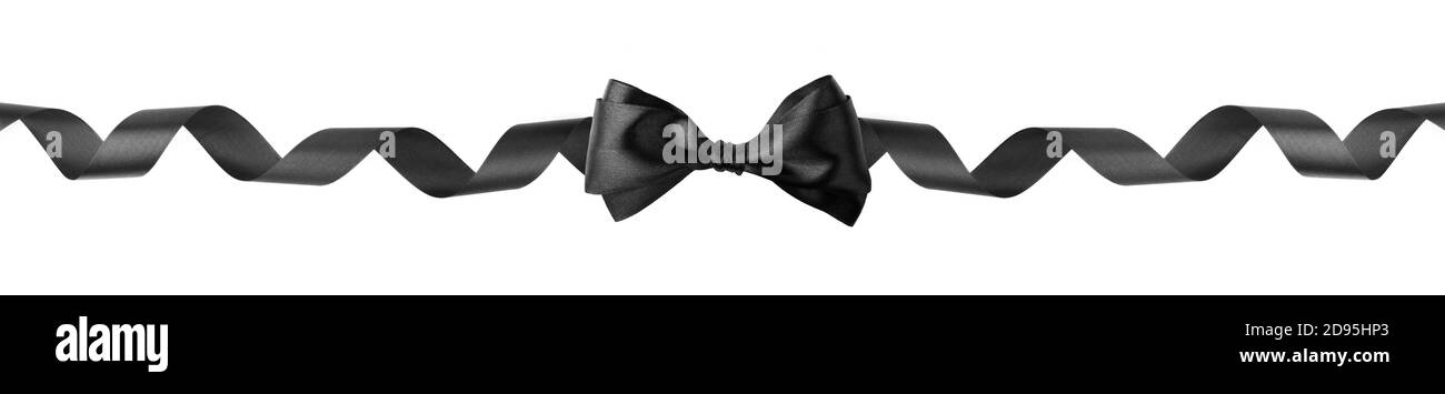 Nastro ricci nero e arco isolato su sfondo bianco, Black friday regalo concetto di vendita Foto Stock