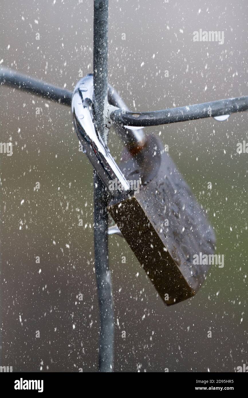Preparatevi per un inverno freddo e umido in blocco Foto Stock