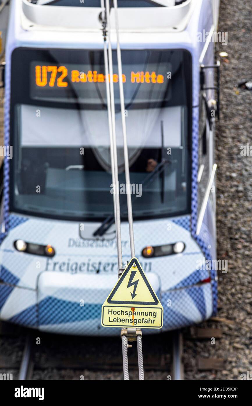 U-Bahn e la linea aerea con il segnale di avvertimento alta tensione, pericolo di vita Foto Stock