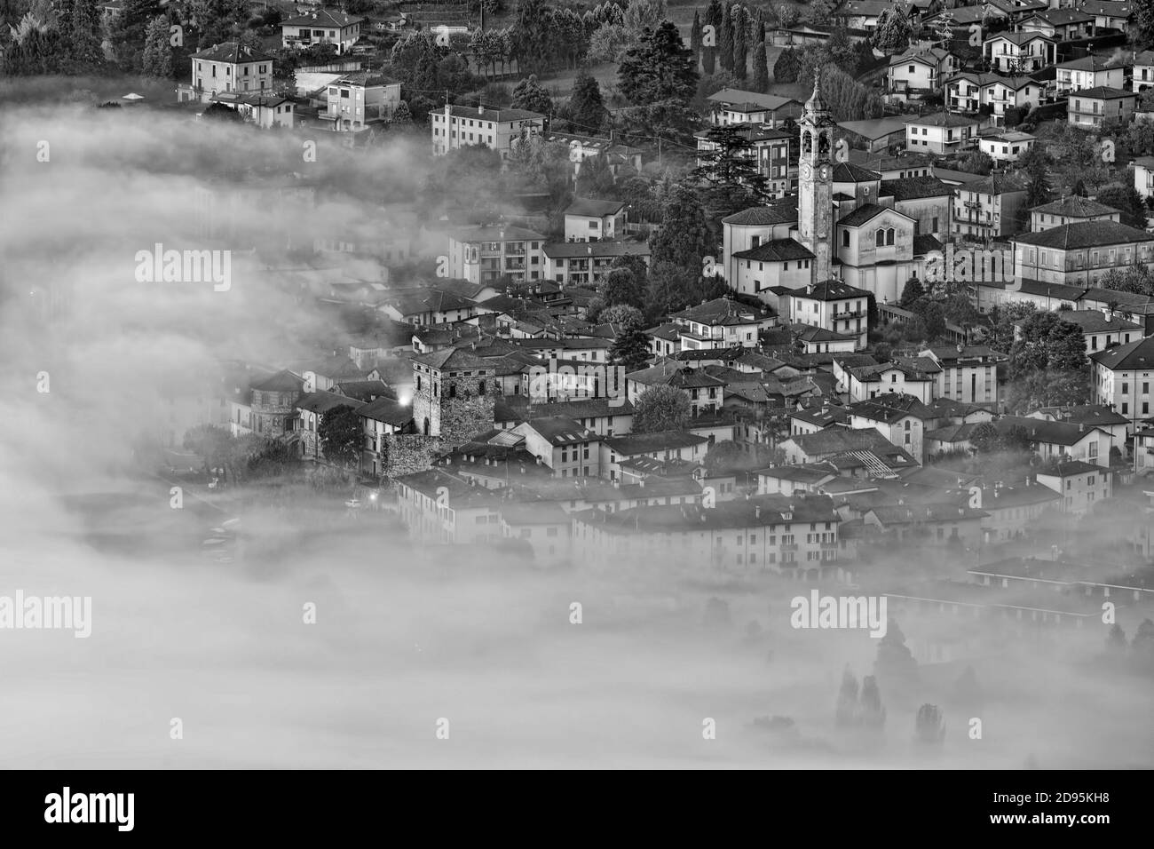 Città italiana avvolta dalla nebbia al mattino Foto Stock