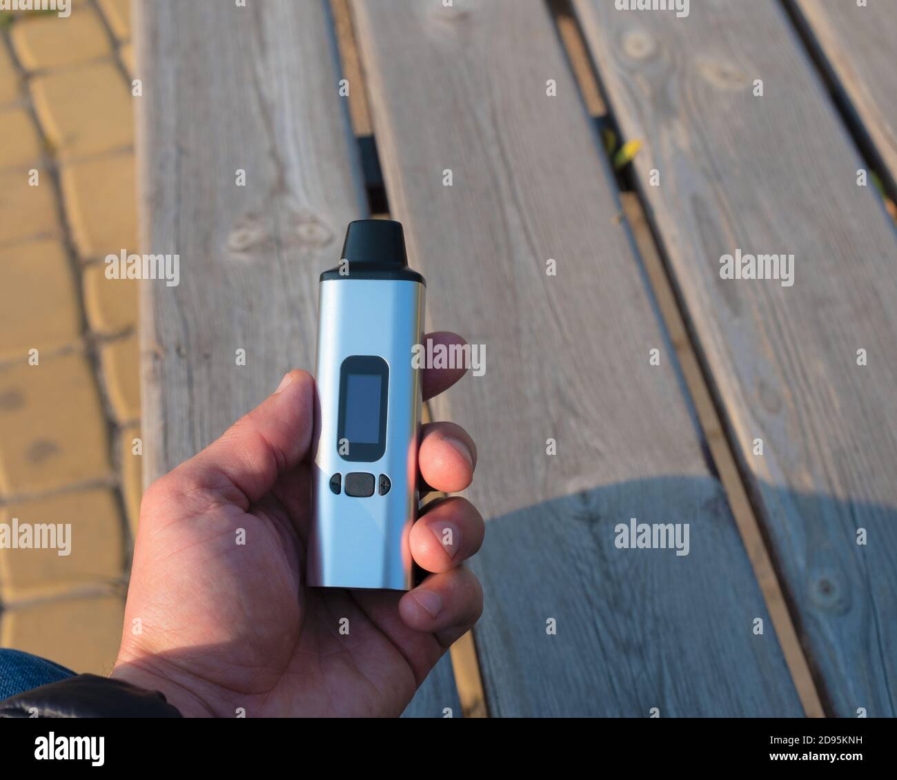 vaporizzatore portatile a base di erbe in mano umana Foto Stock