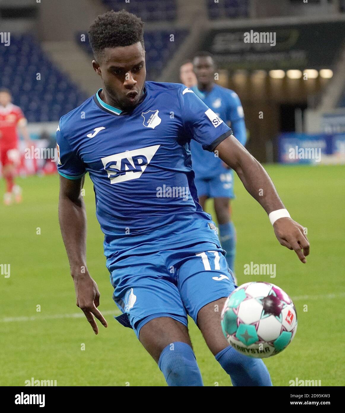 2 novembre 2020, PreZero-Arena, Sinsheim, GER, 1.FBL, TSG 1899 Hoffenheim vs 1.Union Berlino, le normative DFL vietano l'uso di fotografie come sequenze di immagini e/o quasi-video. Nella foto: Ryan Sessegnon (Hoffenheim) | utilizzo in tutto il mondo Foto Stock