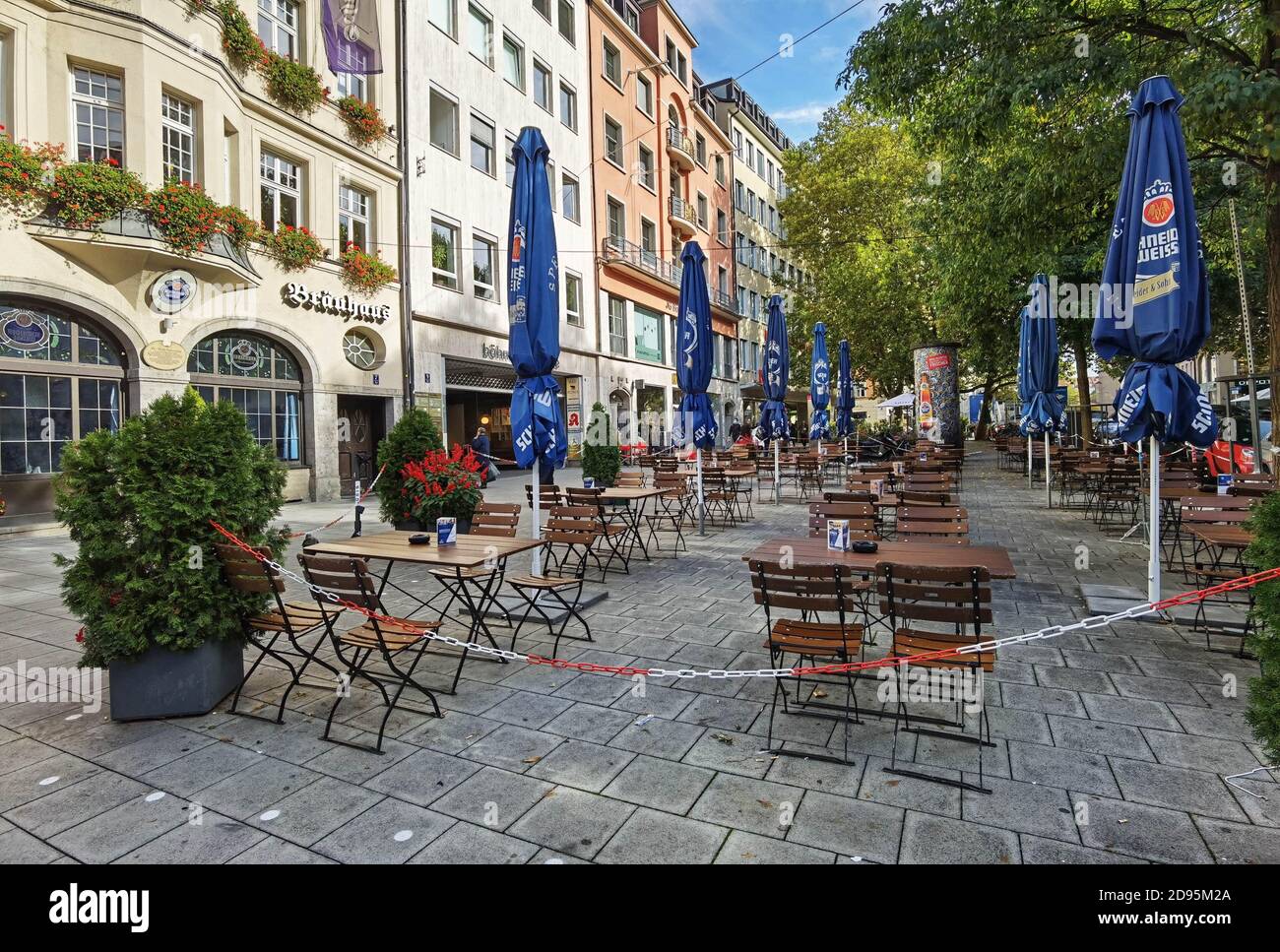 Monaco, Baviera, Germania. 3 Nov 2020. Posti a sedere all'aperto in un ristorante tradizionale nel quartiere tal di Monaco, Germania. A causa della crisi di Coronavirus, le visite ai ristoranti erano già basse e la seconda fase di restrizione li ha chiusi. I critici affermano che i ristoranti che dispongono di protocolli preventivi adeguati vengono puniti per coloro che nella società non seguono alcuna misura. Credit: Sachelle Babbar/ZUMA Wire/Alamy Live News Foto Stock