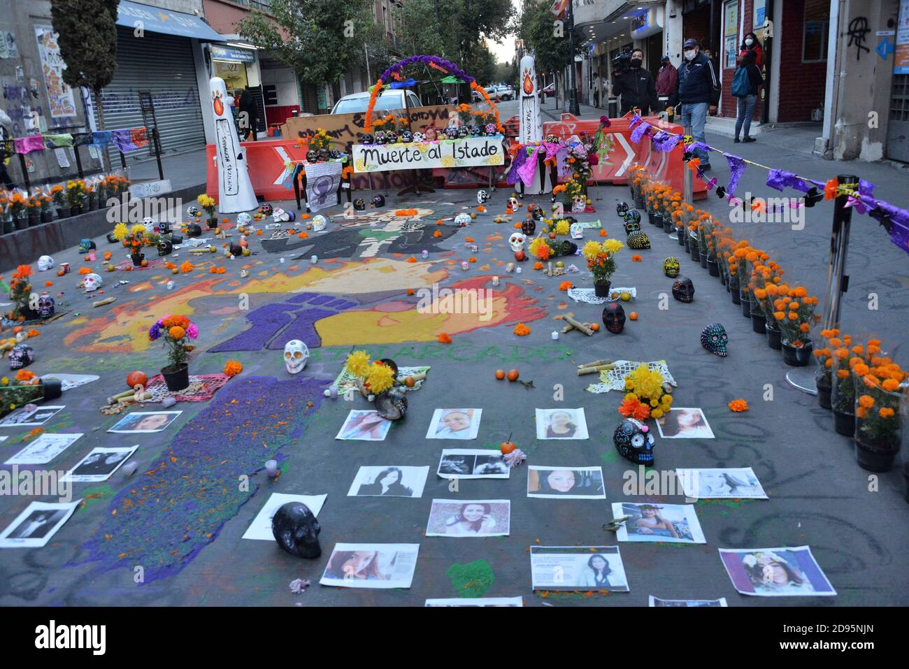 Città del Messico, Messico. 02 novembre 2020. CITTÀ DEL MESSICO, MESSICO - 2 NOVEMBRE: La violenza di genere onorata con il giorno dell'altare Morto durante una marcia per commemorare le vittime del femminicidio, in protesta contro la violenza-genere durante la Giornata dei morti del Messico. Il Messico è uno dei paesi del mondo con il più alto tasso di violenza di genere, nel 2020 ci sono state nuove 489 femminide il 2 novembre 2020 a Città del Messico, Messico. Credit: Carlos Tischler/Eyepix Group/The Photo Access Credit: The Photo Access/Alamy Live News Foto Stock