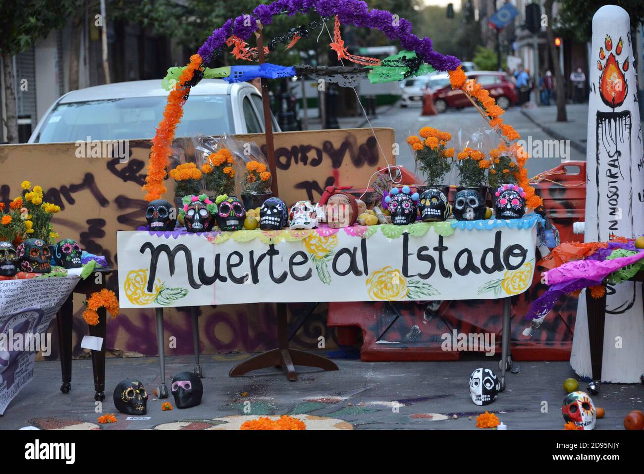 Città del Messico, Messico. 02 novembre 2020. CITTÀ DEL MESSICO, MESSICO - 2 NOVEMBRE: La violenza di genere onorata con il giorno dell'altare Morto durante una marcia per commemorare le vittime del femminicidio, in protesta contro la violenza-genere durante la Giornata dei morti del Messico. Il Messico è uno dei paesi del mondo con il più alto tasso di violenza di genere, nel 2020 ci sono state nuove 489 femminide il 2 novembre 2020 a Città del Messico, Messico. Credit: Carlos Tischler/Eyepix Group/The Photo Access Credit: The Photo Access/Alamy Live News Foto Stock