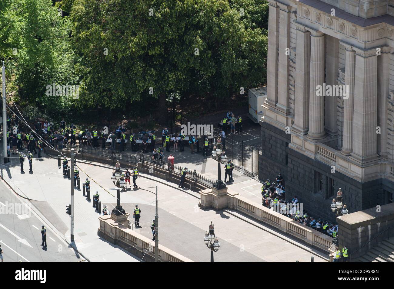 Melbourne, Australia 03 novembre 2020, la polizia può essere visto processare e fining manifestanti di fronte al parlamento di stato durante un'altra manifestazione del Freedom Day nella Melbourne Cup Day che chiede il saccheggio del Premier Daniel Andrews per le leggi di blocco. Credit: Michael Currie/Alamy Live News Foto Stock
