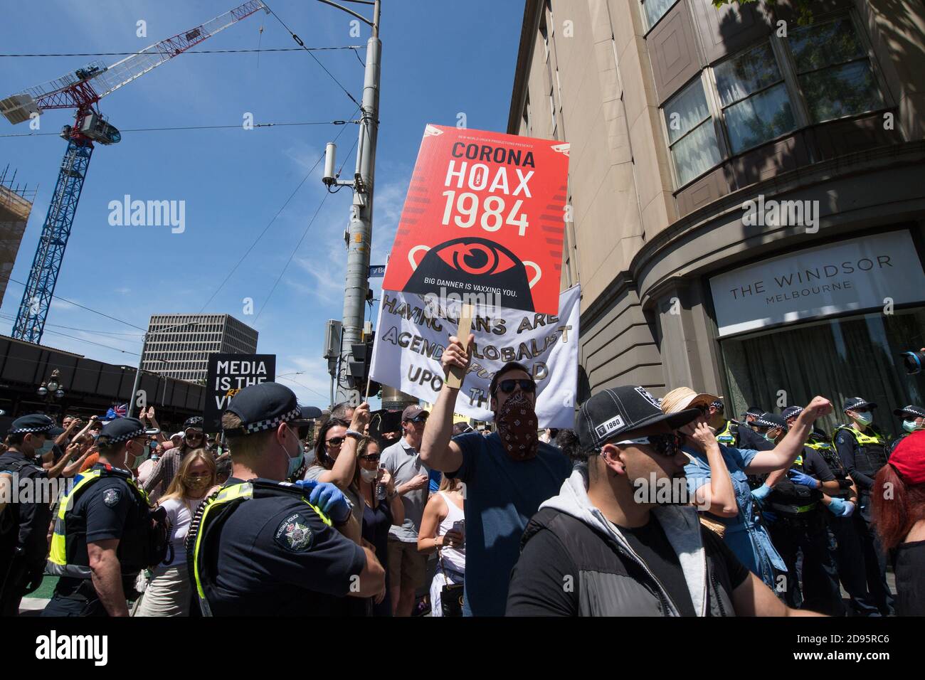 Melbourne, Australia 03 novembre 2020, un uomo che protesta contro il blocco del governo statale detiene una COVID 1984 mentre attraversa una linea di polizia durante un'altra manifestazione del Freedom Day nella Melbourne Cup Day chiedendo il saccheggio del Premier Daniel Andrews sulle leggi di blocco. Credit: Michael Currie/Alamy Live News Foto Stock