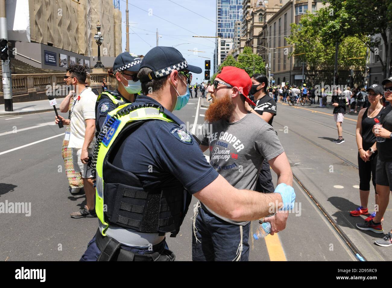 Melbourne, Australia 03 novembre 2020, la polizia arresta un uomo che protestava per le strade davanti al parlamento di stato durante un'altra manifestazione del Freedom Day nella Melbourne Cup Day chiedendo il saccheggio del Premier Daniel Andrews per le leggi di blocco. Credit: Michael Currie/Alamy Live News Foto Stock