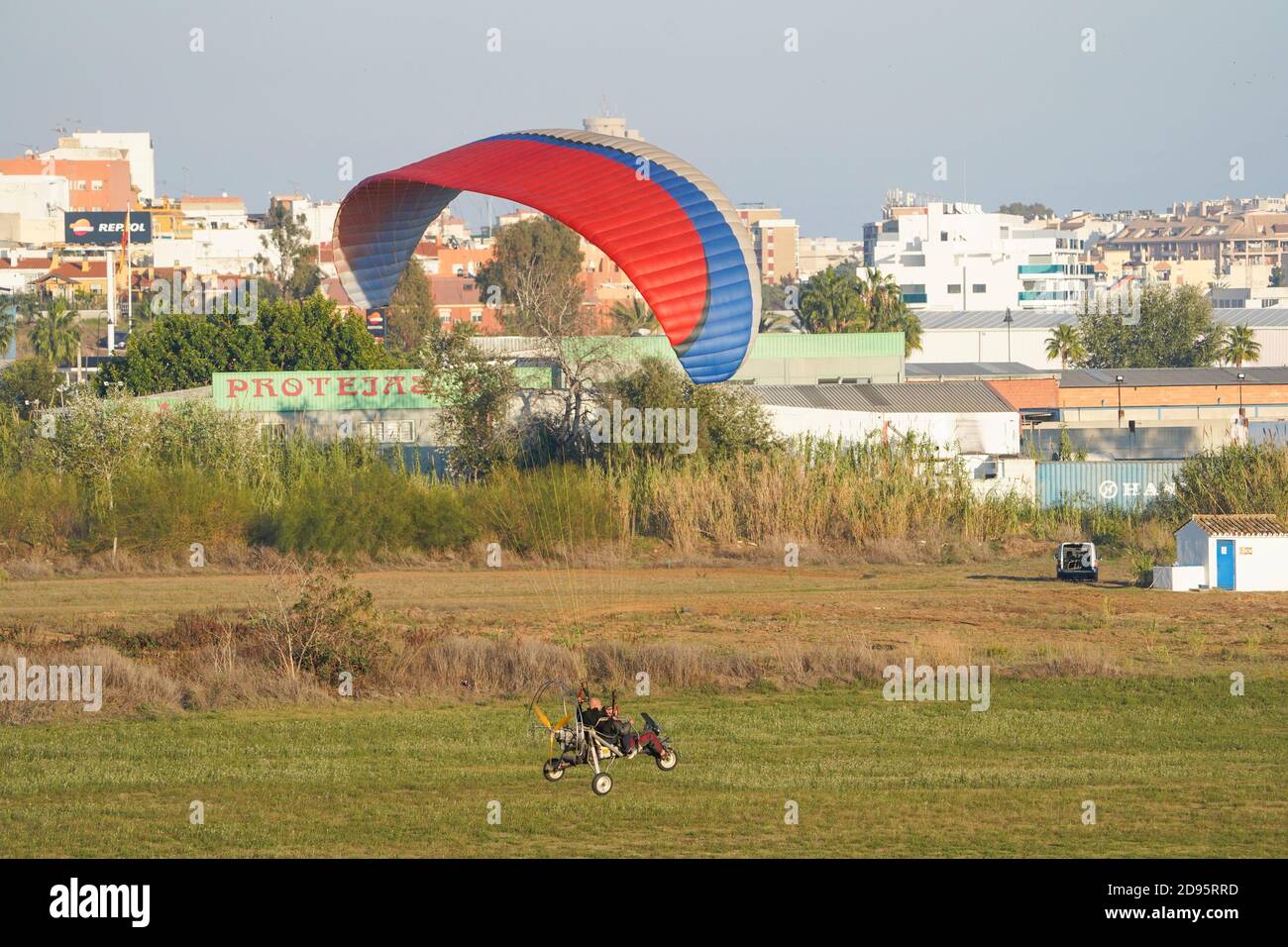 Parapendio a tandem motorizzato, atterraggio in campo, parapendio nel sud della Spagna, Foto Stock