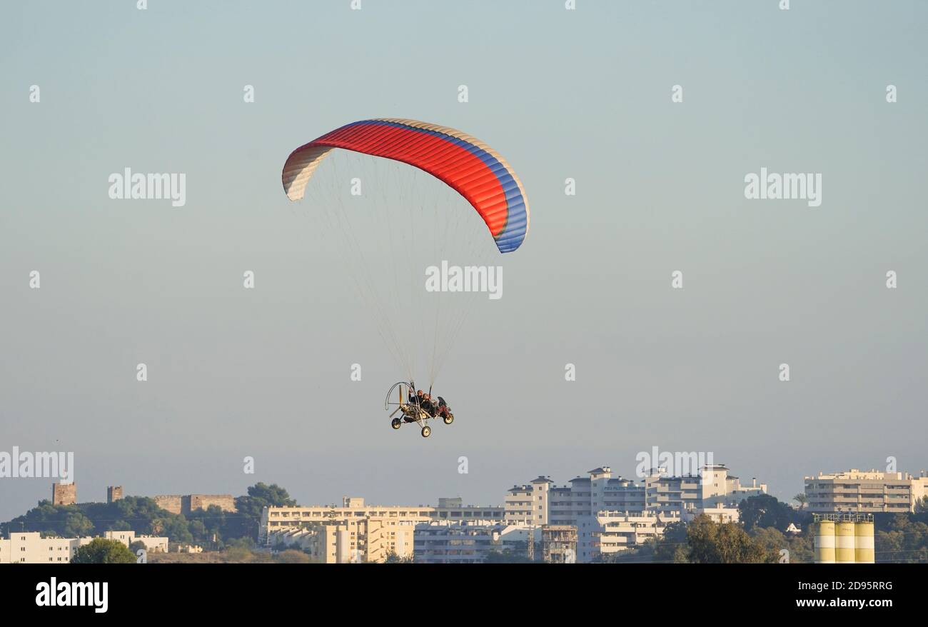 Parapendio a tandem motorizzato, parapendio di fronte alla città di Fuengirola, nel sud della Spagna, Foto Stock