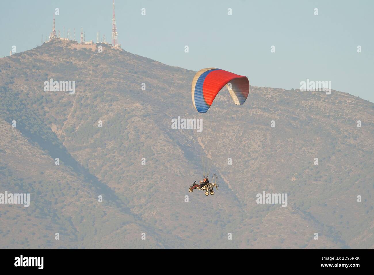 Parapendio a tandem motorizzato, parapendio di fronte alla montagna nel sud della Spagna, Foto Stock