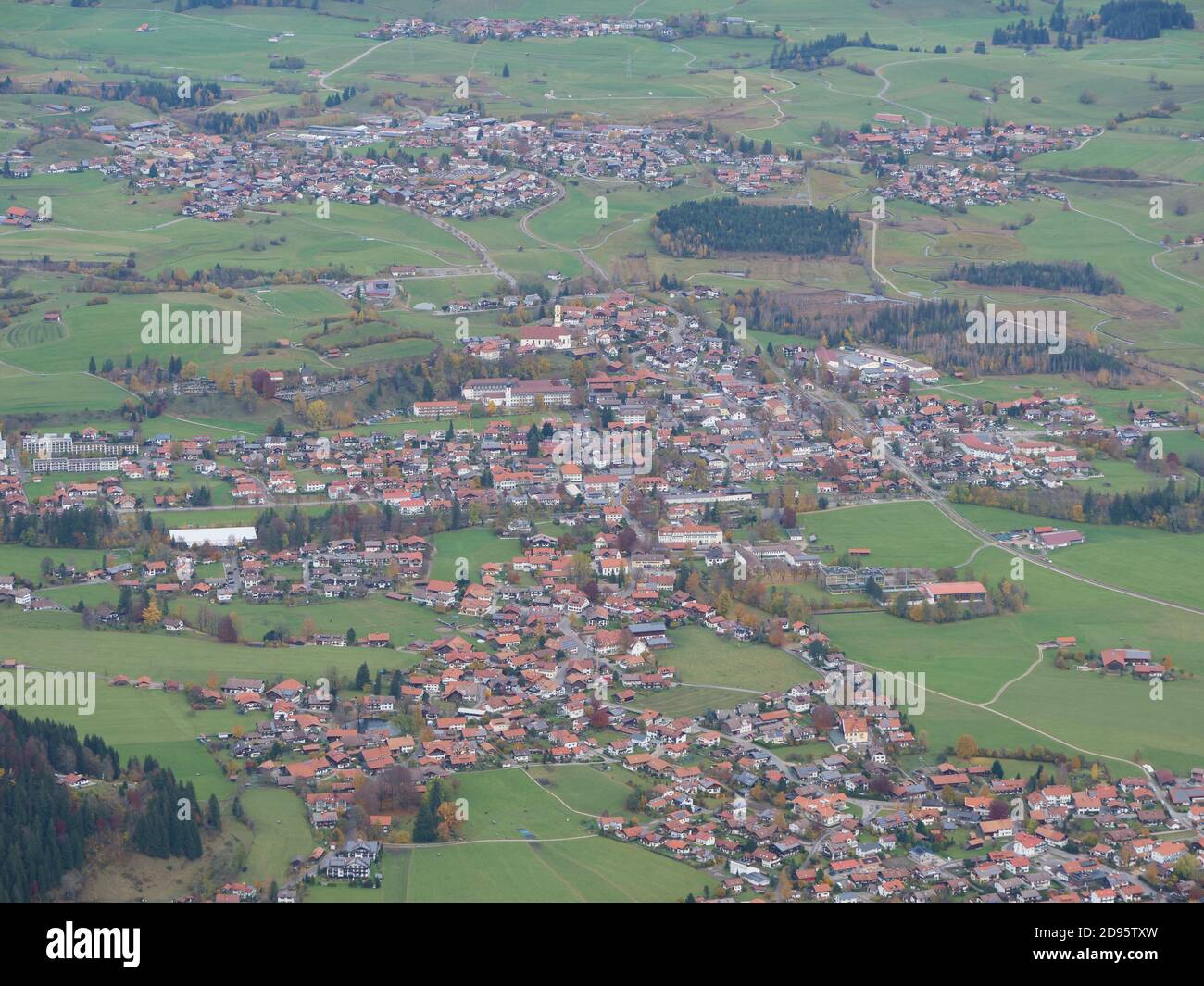 Vista panoramica sulla piccola cittadina tedesca Pfronten nel Regione Allgäu in Baviera visto dalla montagna chiamata Breitenberg Foto Stock