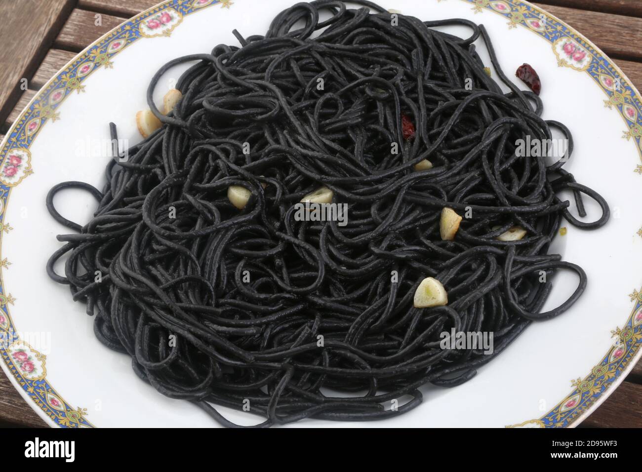 pasta italiana con seppie calamari inchiostro nero Foto Stock