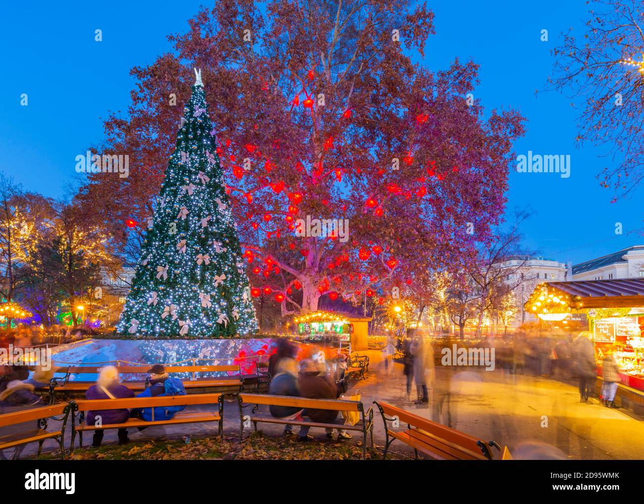 L'albero di Natale e le bancarelle del mercatino di Natale di notte a Rathausplatz, Vienna, Austria, Europa Foto Stock