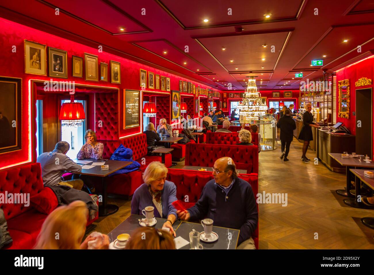 Vista dell'interno del Café Sacher Wien, Vienna, Austria, Europa Foto Stock