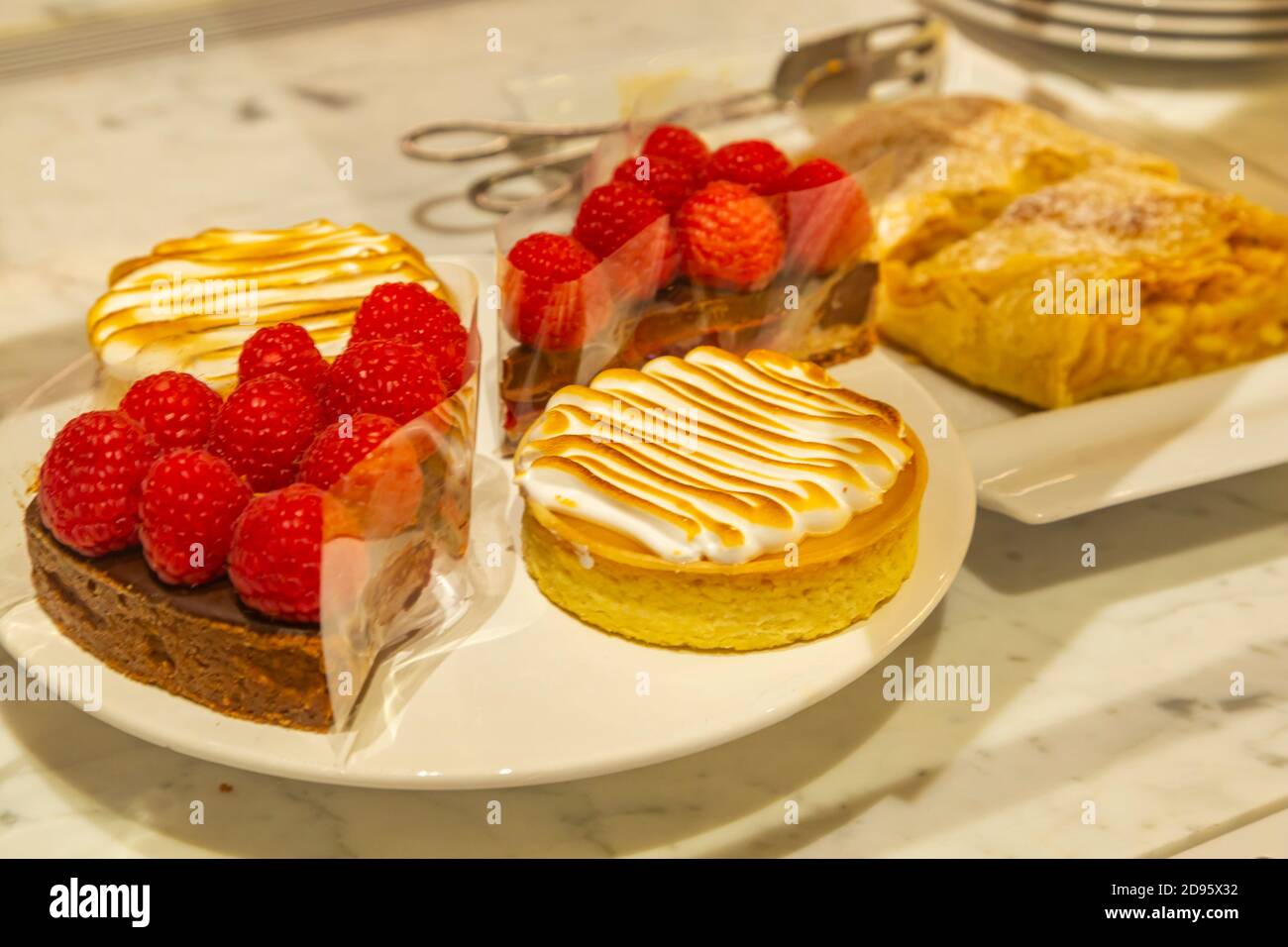 Selezione di torte al Café Sacher Wien, Vienna, Austria, Europa Foto Stock