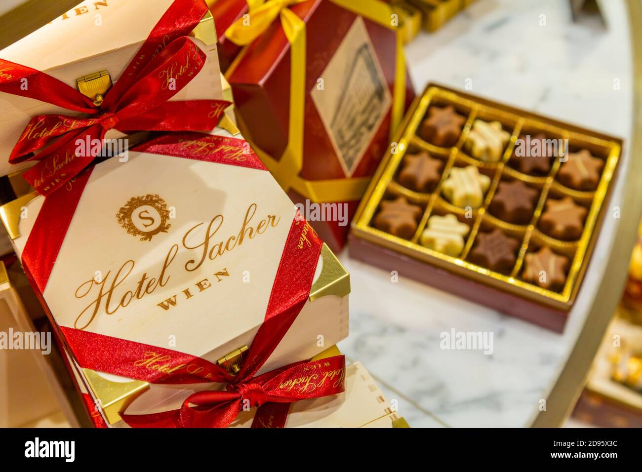 Dolci individuali al cioccolato Sacher al Café Sacher Wien, Vienna, Austria, Europa Foto Stock