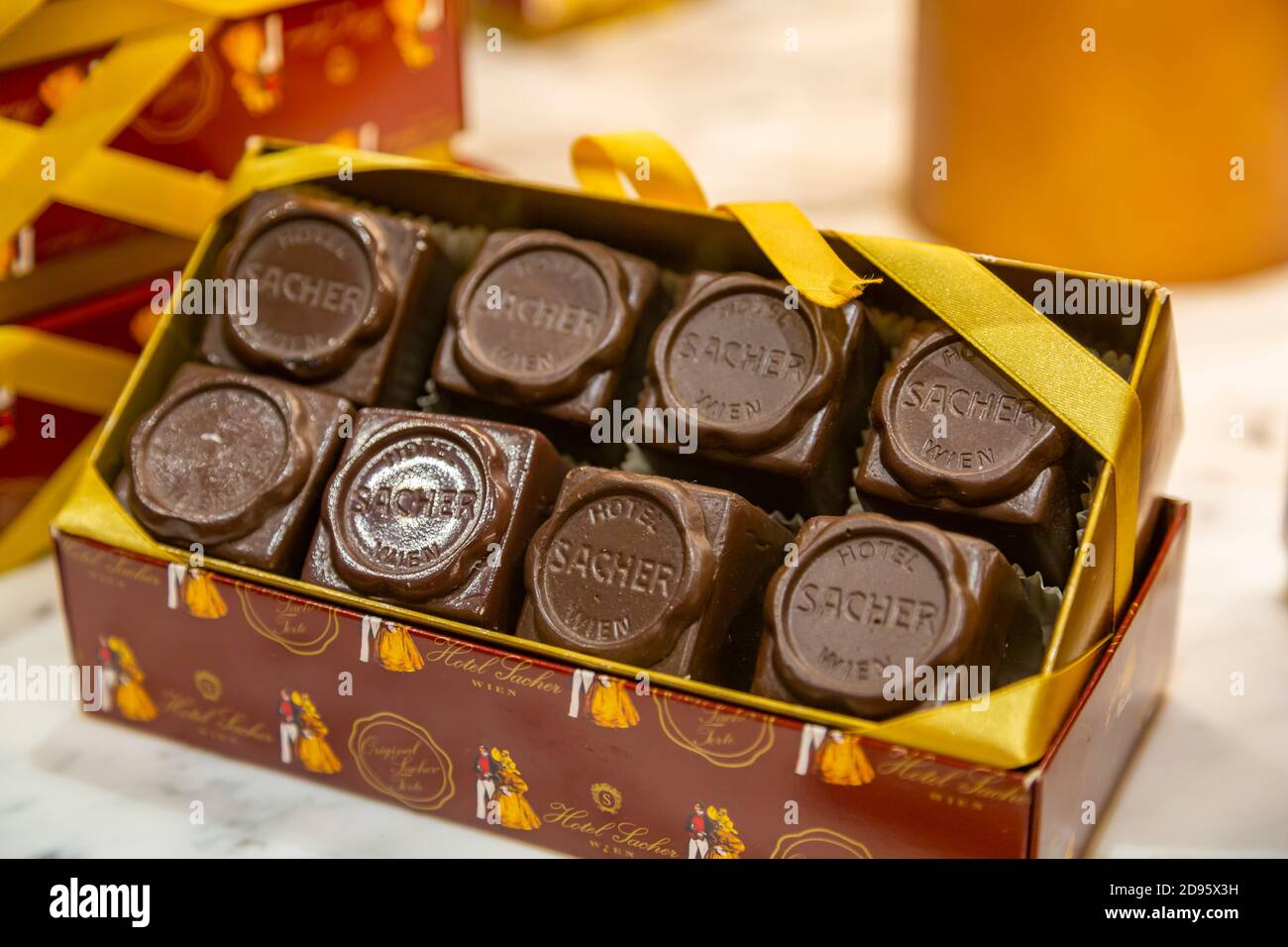 Dolci individuali al cioccolato Sacher al Café Sacher Wien, Vienna, Austria, Europa Foto Stock